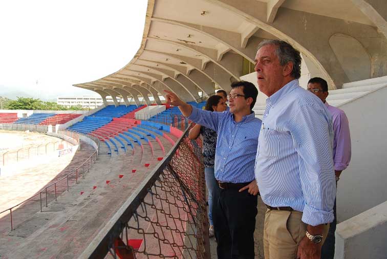 El pasado mes de marzo el director nacional de Coldeportes, Andrés Botero y el alcalde de Santa Marta Carlos Caicedo, visitaron el Estadio Eduardo Santos y anunciaron su nueva contrición. (Fotos Archivo)